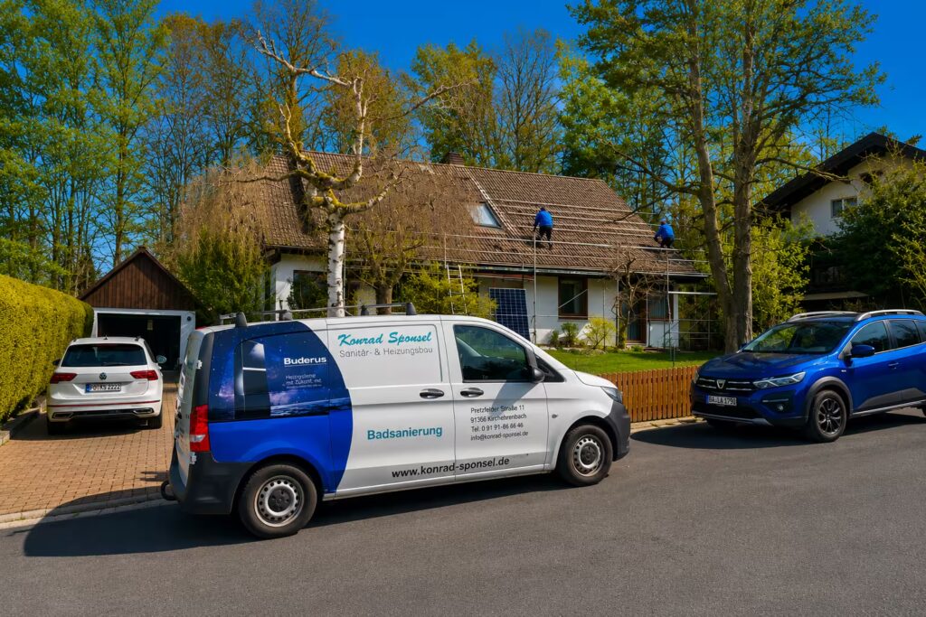 Photovoltaik-Installation auf Einfamilienhaus in Kirchehrenbach durch Konrad Sponsel Sanitär- und Heizungsbau.