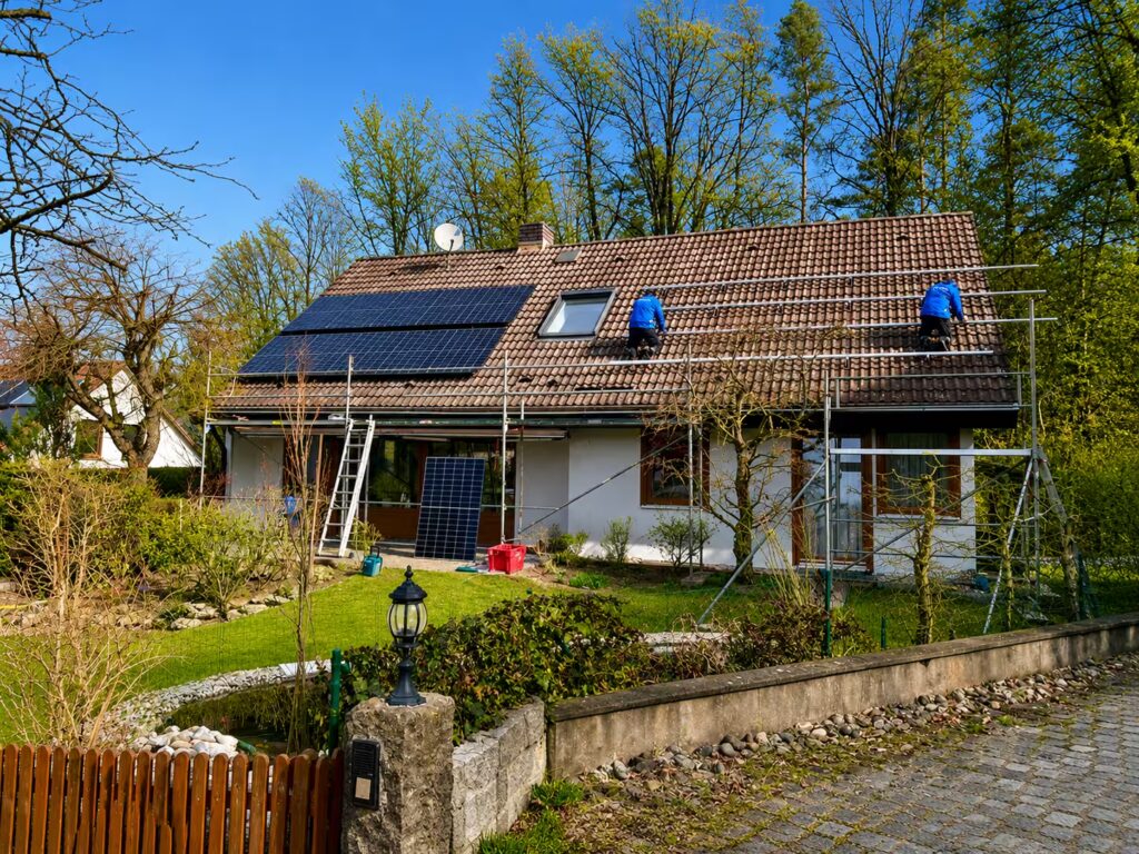 Photovoltaik-Montage auf Einfamilienhaus durch Konrad Sponsel aus Kirchehrenbach mit Solaranlage, Gerüst und Montageteam auf dem Dach.